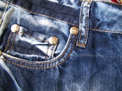 Jeans flicken in der Änderungs-Schneiderei