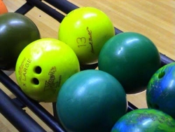 Großes Angebot an Bowlingkugeln und -zubehör