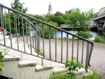 An der Caprivi-Brücke - Blick über die Spree zum Rathaus